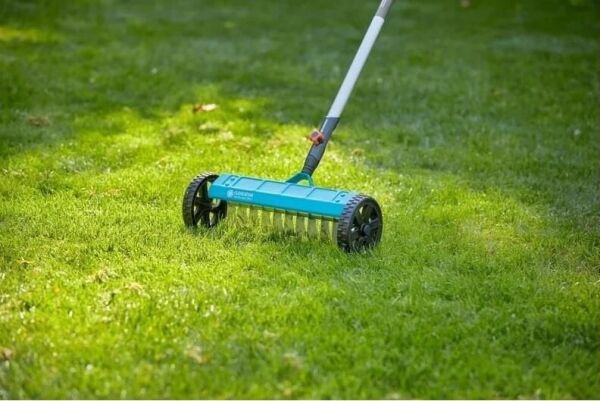 Gardena 3395 Tekerlekli Çim Havalandırma Tırmığı + 3728 Combisystem Sap 180 cm